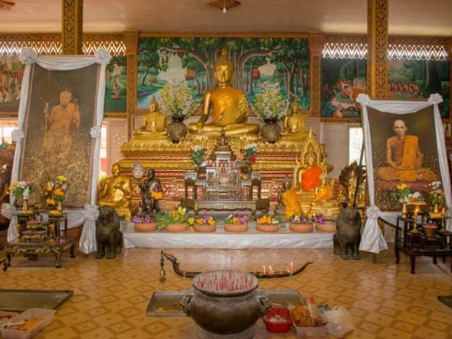 Thai Monks Blessing (2)